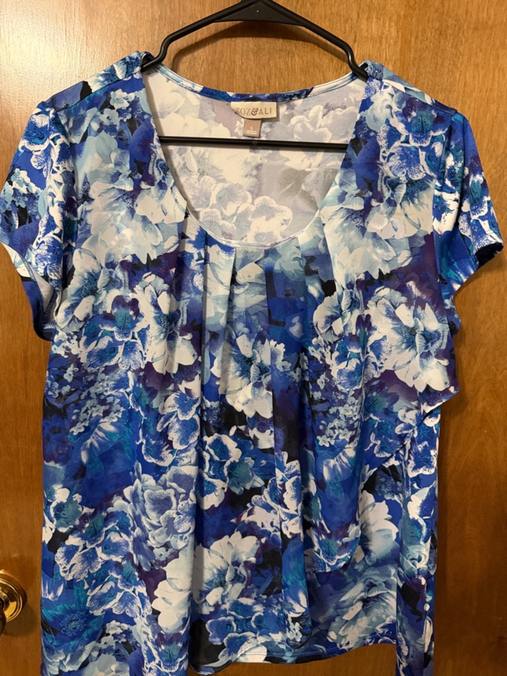 Roz & Ali Blue and White Floral Scoop-Neck Short Sleeve Top
